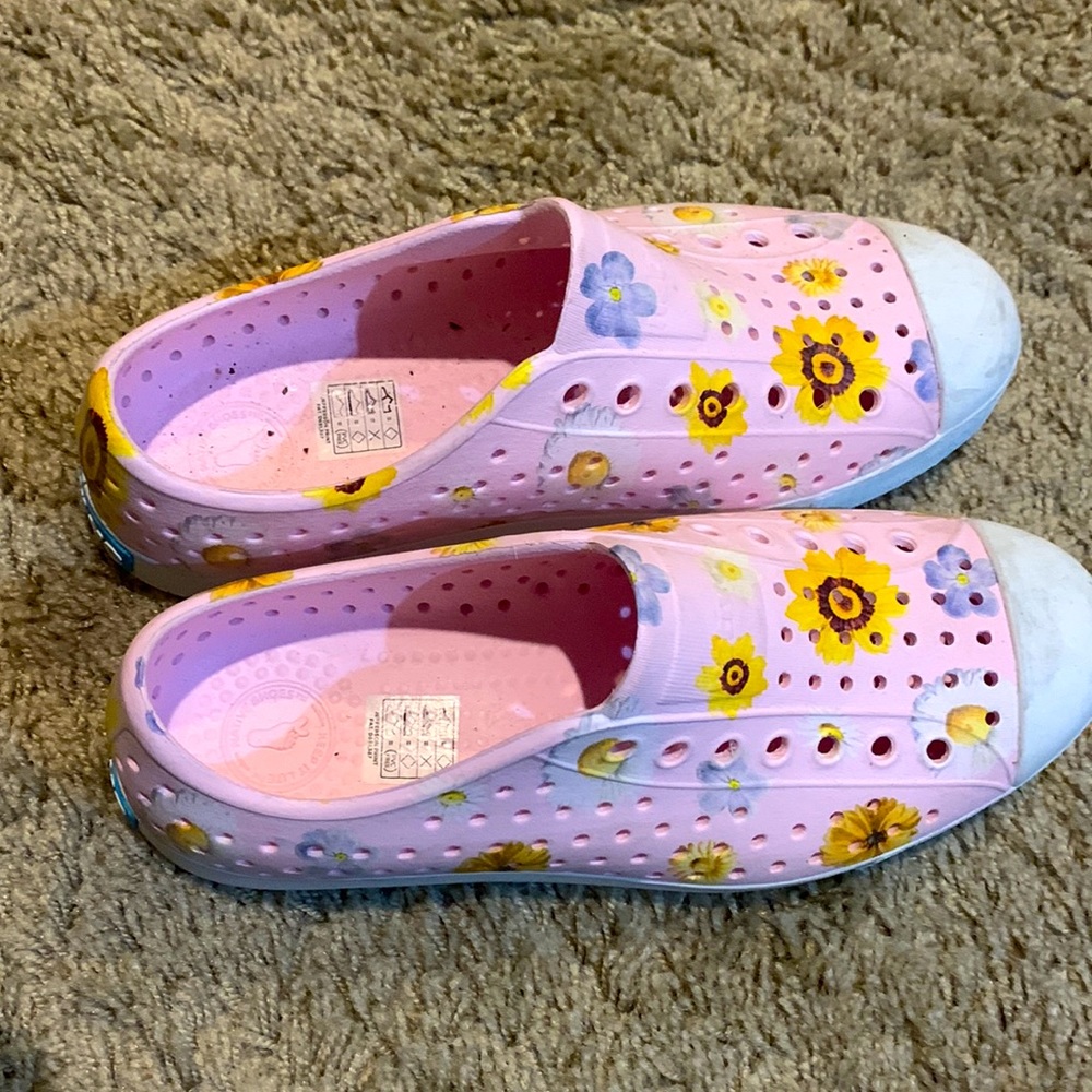 Native floral shoes (sz W7/M5)